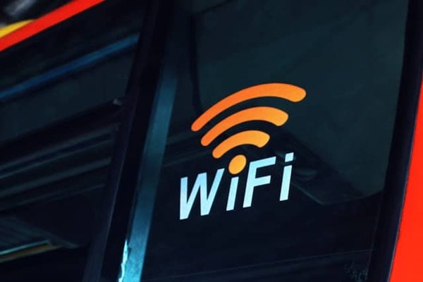 Quelles stratégies pour minimiser les risques de piratage sur un réseau Wi-Fi public?